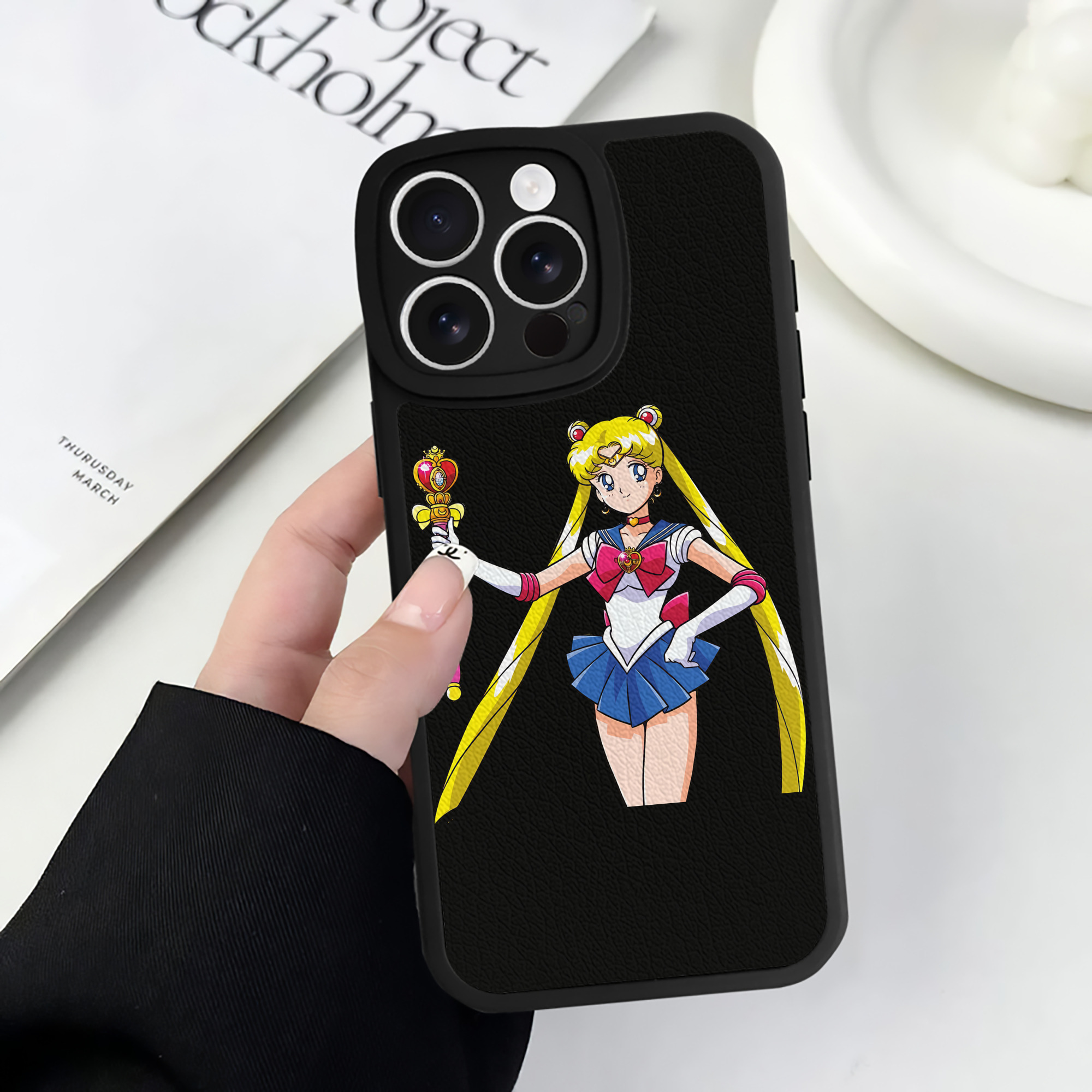 （画像用） 美少女戦士セーラームーン 月野 うさぎ つきの うさぎ Sailor Moon Tsukino Usagi 【iPhone 16シリーズ対応】シリコンスマホケース（レザー調） 材質：シリコン